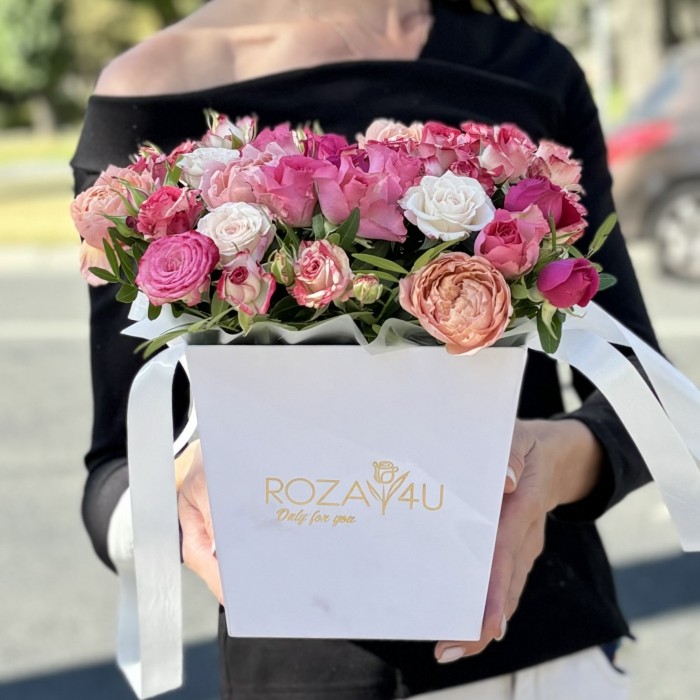 7 нежных кустовых и пионовидных роз в коробке MIX